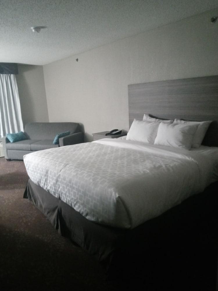 Clarion Pointe Evansville North photo 16