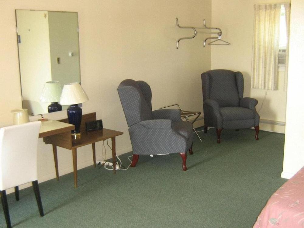Chapel Hill Motel photo 12