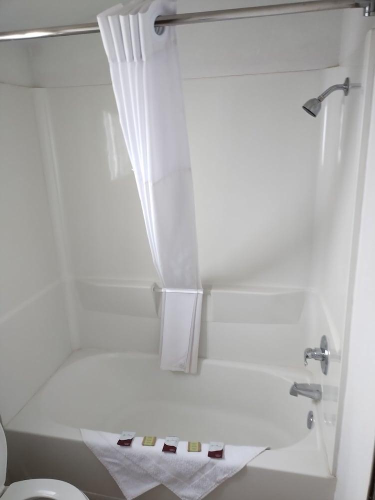 First Interstate Inn photo 5