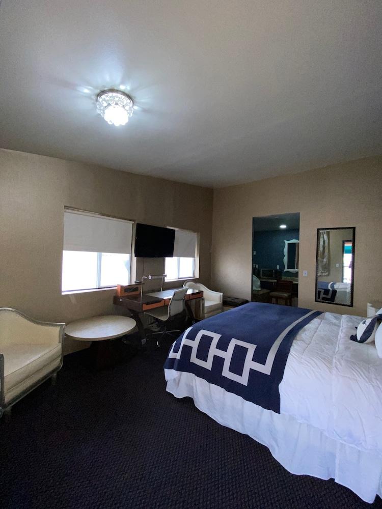 Crown Motel photo 35