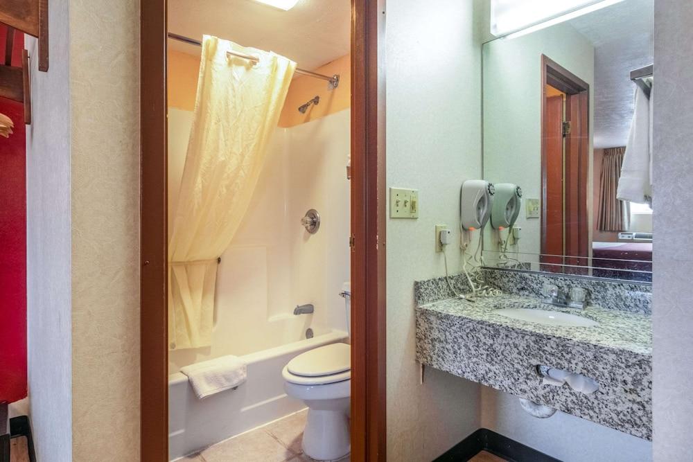 Econo Lodge Kent - Akron West photo 37
