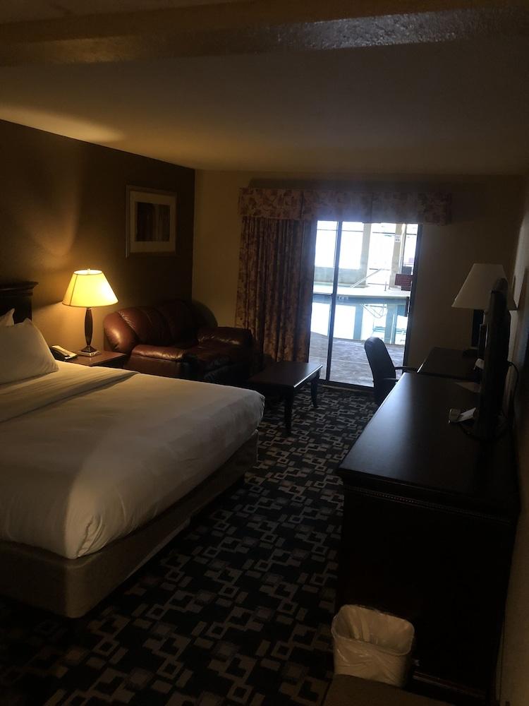 Express Suites Riverport Inn & Suites photo 49