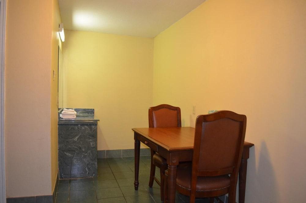 Economy Inn photo 25
