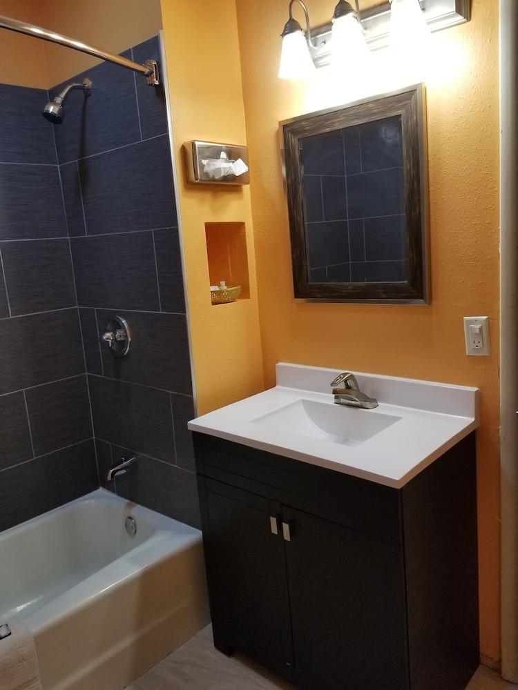 Frontier Motel photo 36