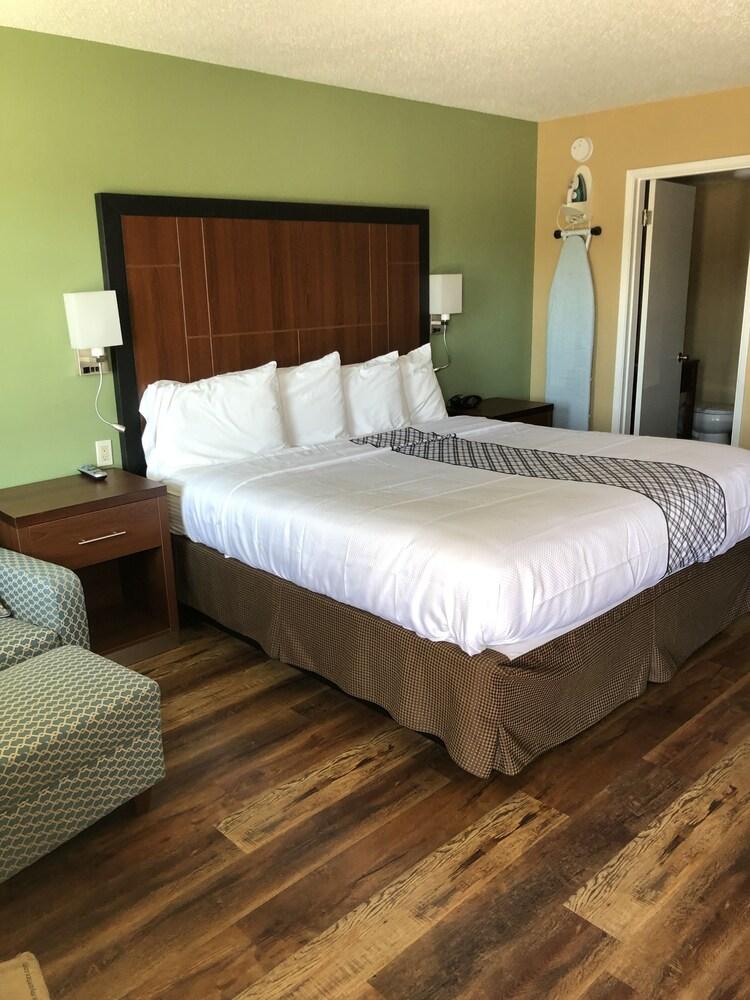 Knight's Inn Motel photo 26