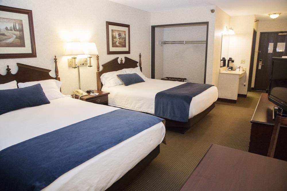 Grand Hinckley Inn photo 23