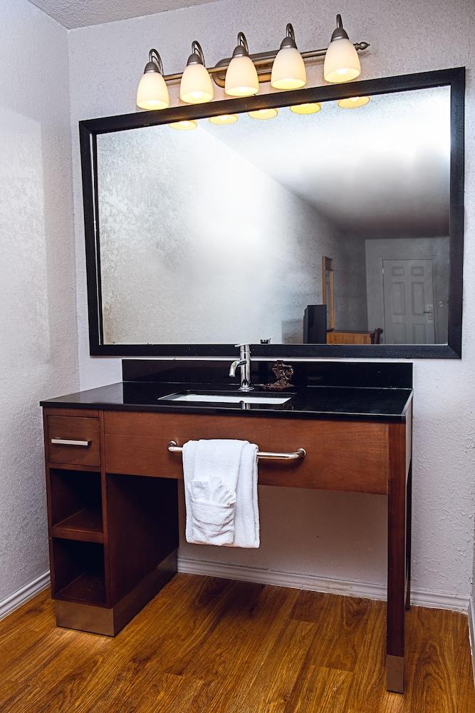 Riata Inn photo 14