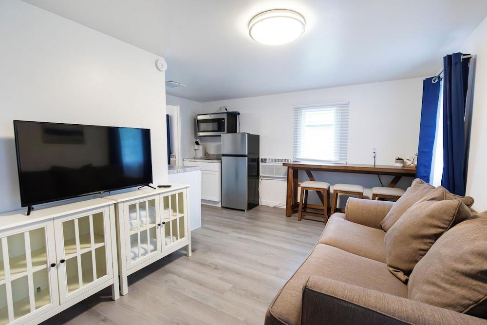Anchor Bay Inn and Suites photo 29