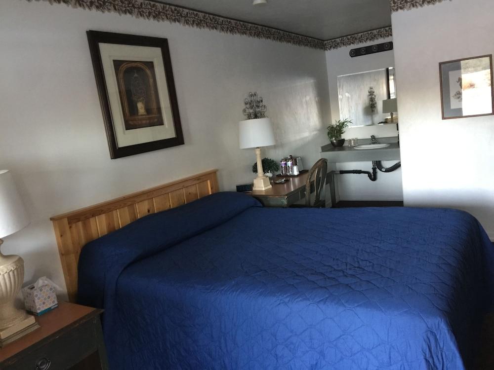 Rustic Inn Motel photo 8