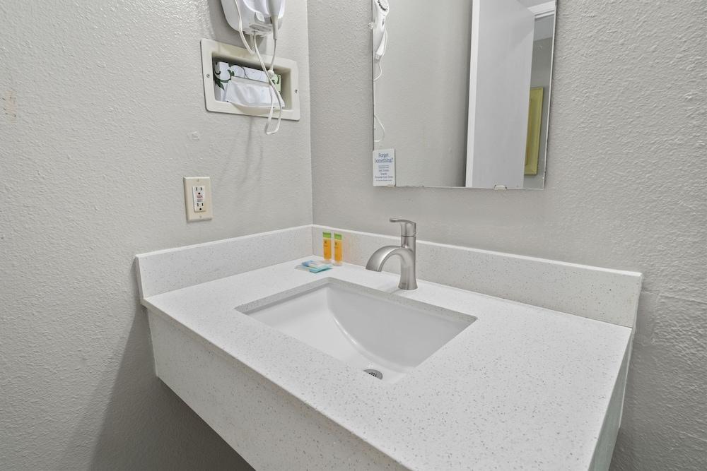 Travelers Inn Medford photo 15