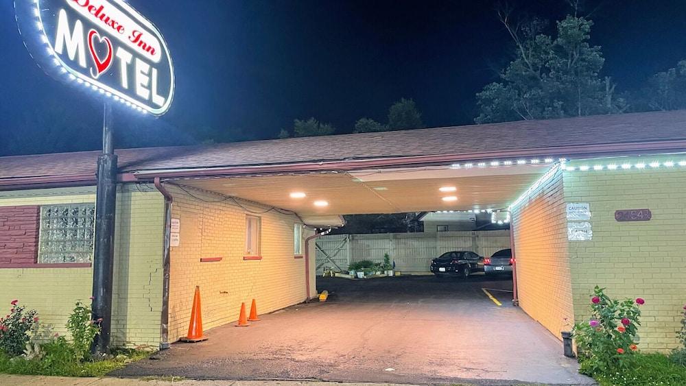 Deluxe Inn Motel photo 9