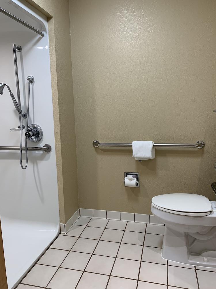 Quality Inn & Suites Hendersonville - Flat Rock photo 26