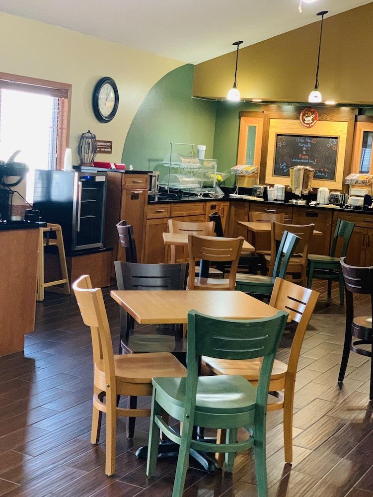 AmericInn by Wyndham Kewanee photo 36