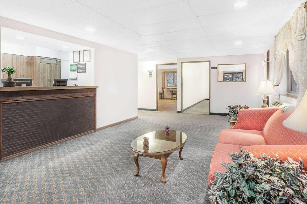 Red Roof Inn Queensbury photo 3