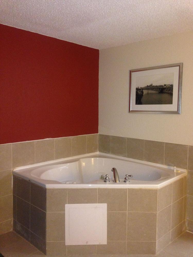 Travelodge by Wyndham Brooklyn Center photo 11