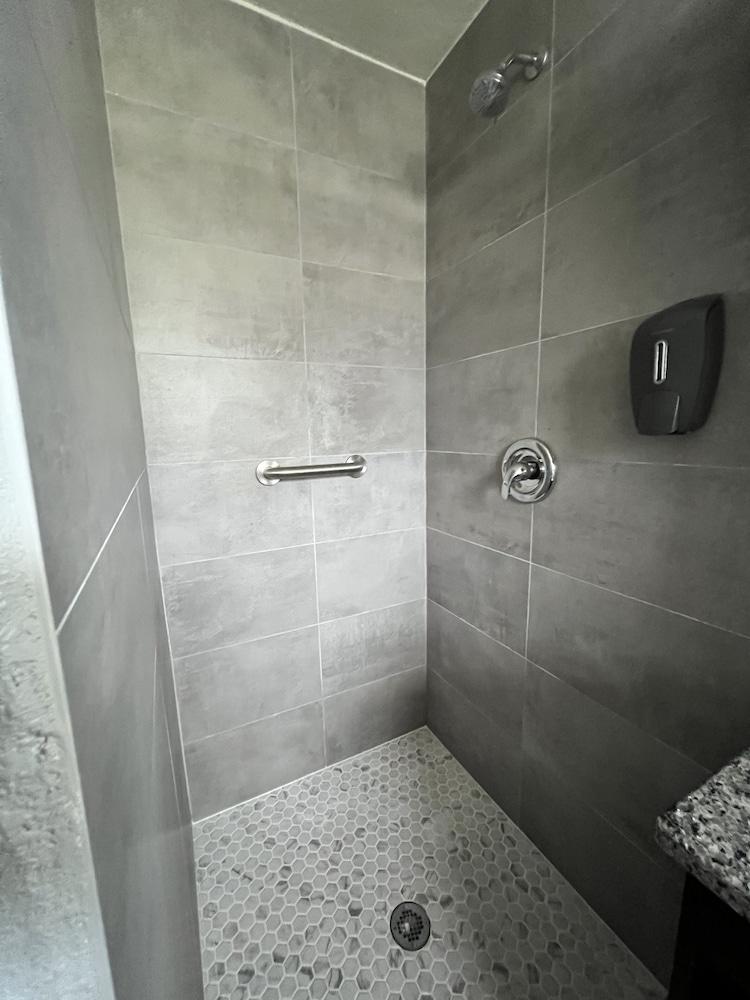 Oak Tree Inn photo 16