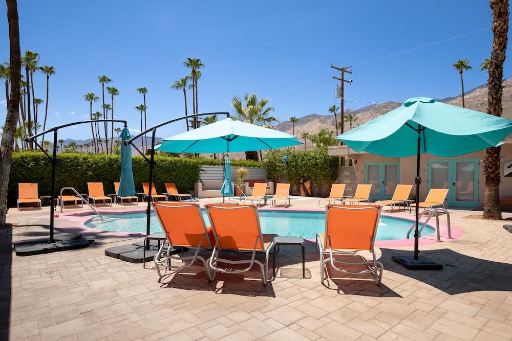 Poolside Fun King Suite photo 4