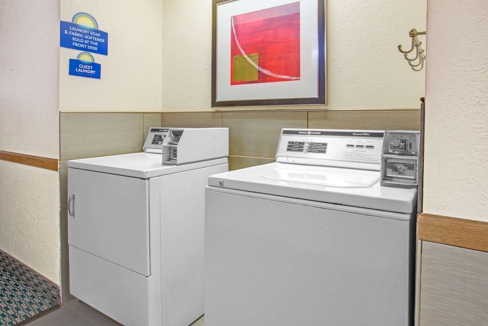 Days Inn by Wyndham Le Roy/Bloomington Southeast photo 3