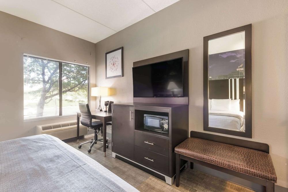 Clarion Pointe Greensboro Airport photo 30