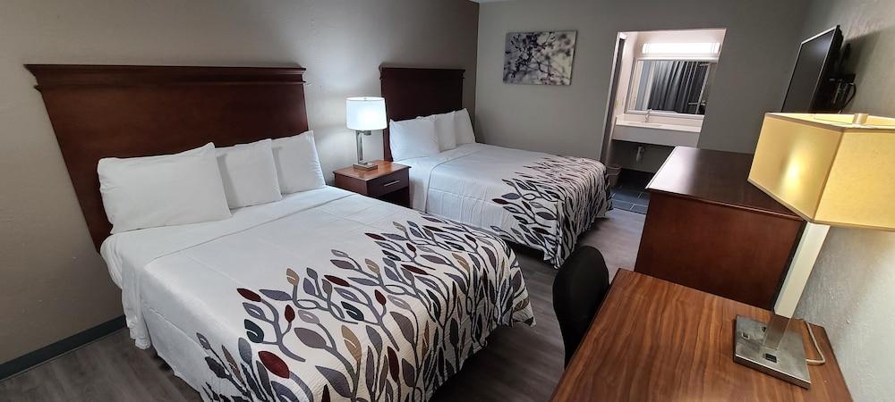 Red Roof Inn LaGrange photo 15