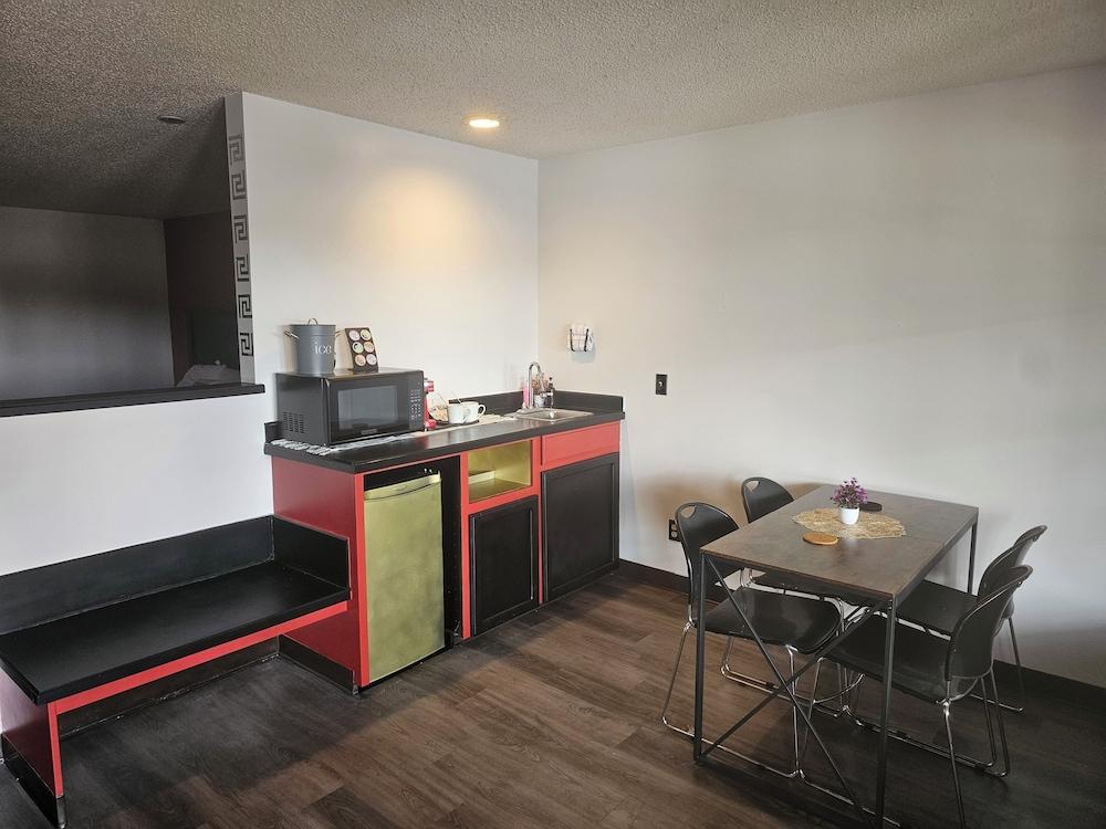Rose City Inn and Suites photo 9