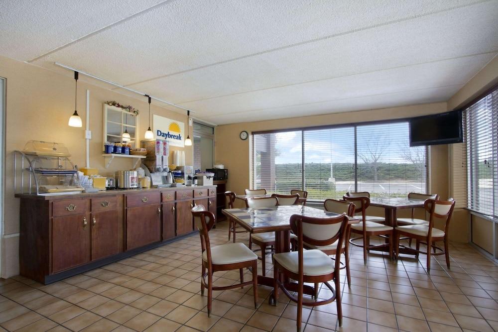 Days Inn by Wyndham Seneca / Clemson Area photo 11