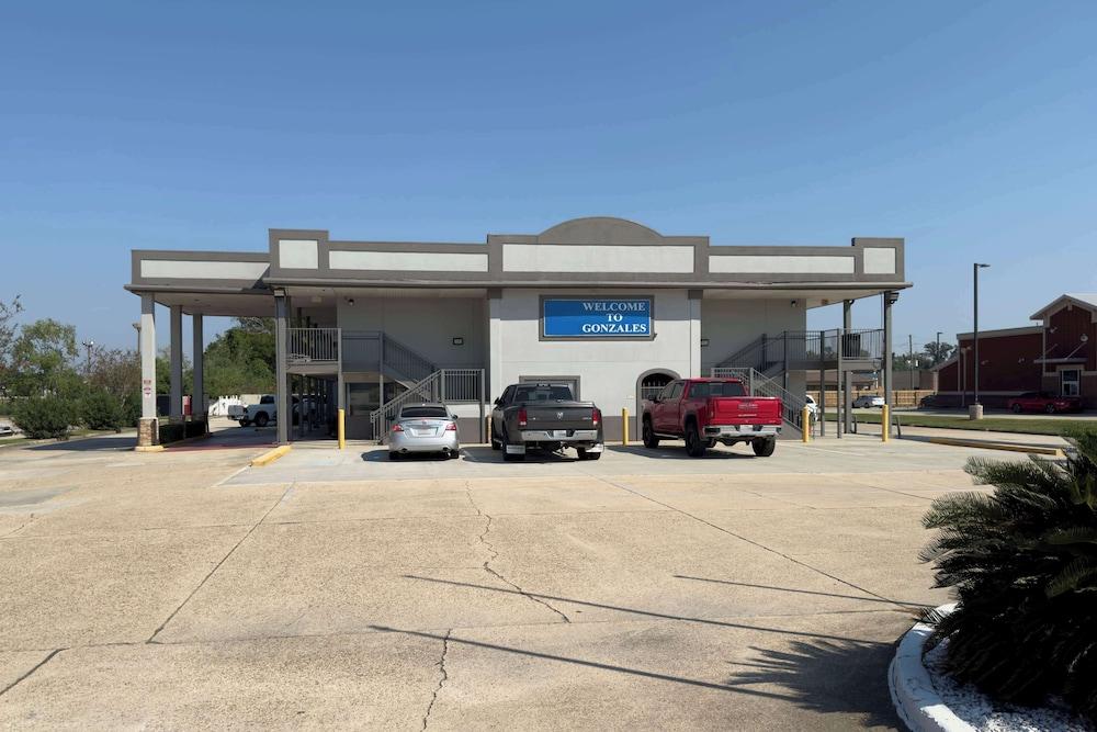 Days Inn by Wyndham Gonzales photo 25