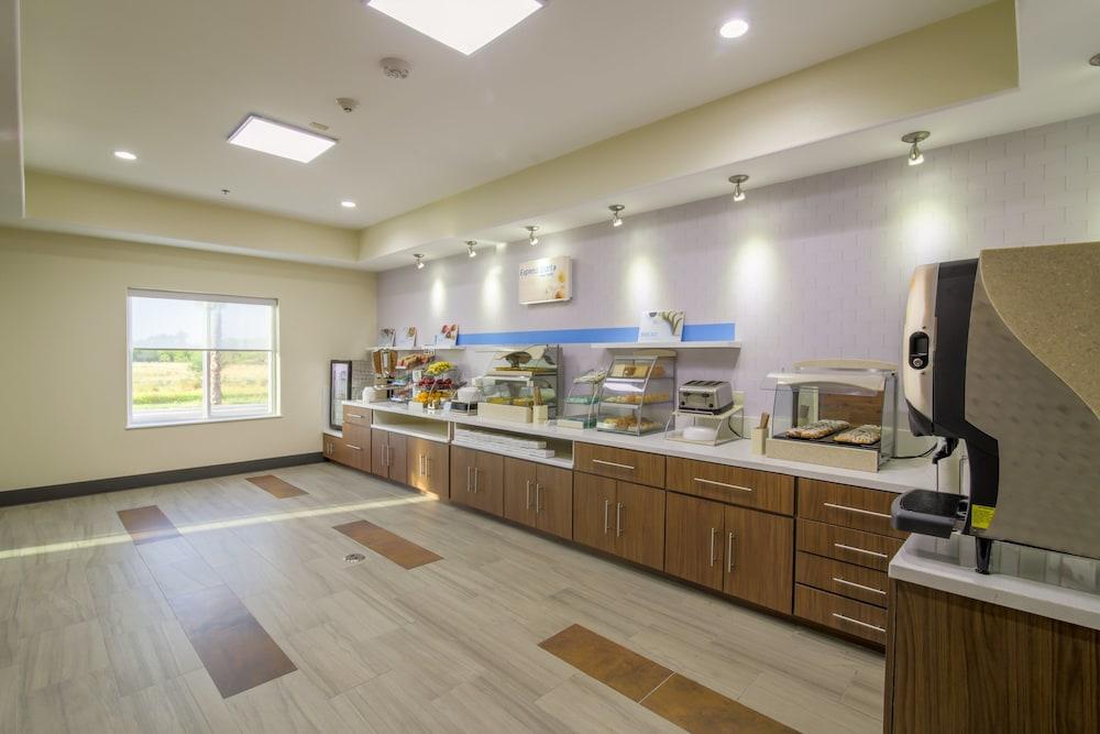 Holiday Inn Express & Suites Raymondville by IHG photo 3