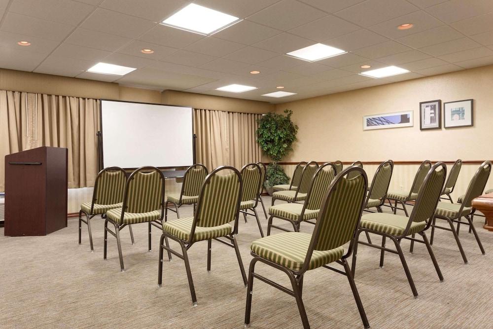 Country Inn & Suites by Radisson, Norman near University photo 2