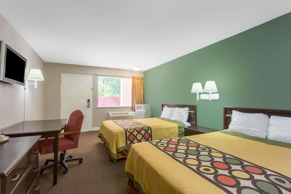 Super 8 by Wyndham Durham/University Area NC photo 3