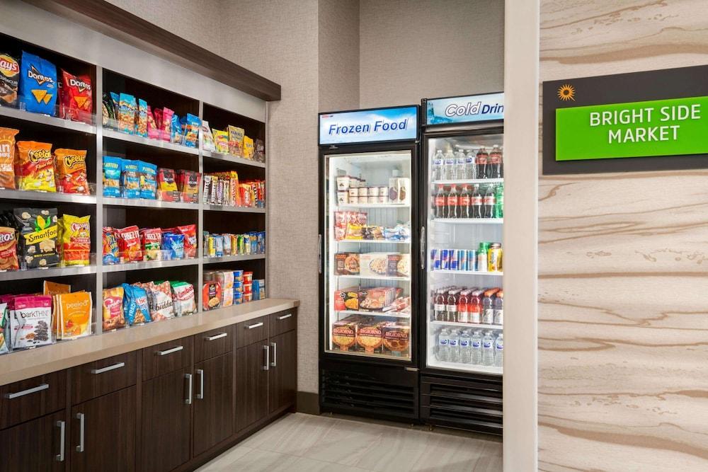 La Quinta Inn & Suites by Wyndham Orlando - IDrive Theme Parks photo 21