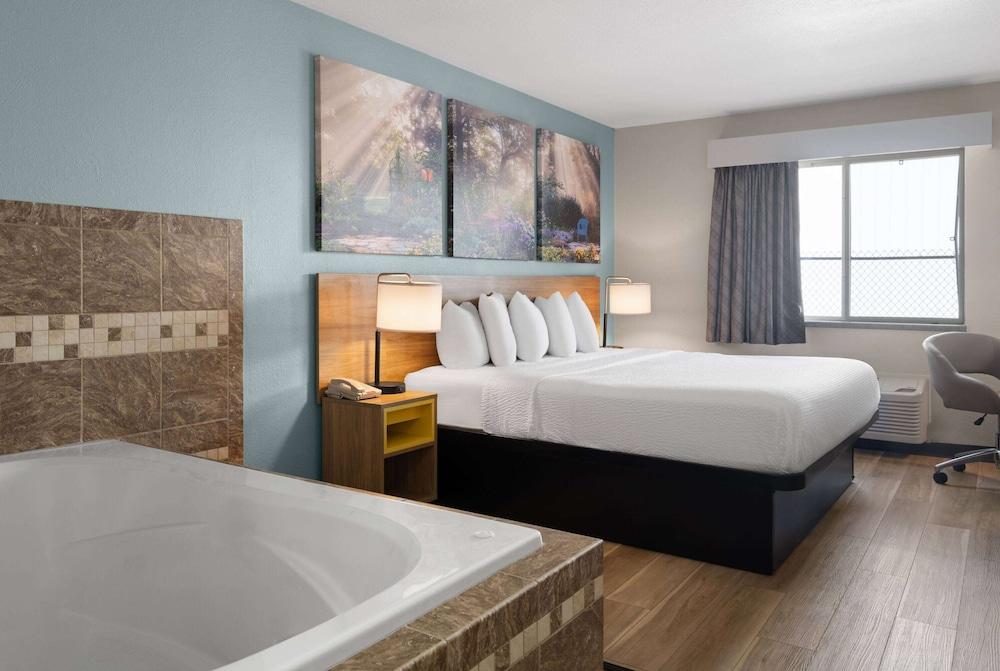Days Inn by Wyndham Neenah photo 19