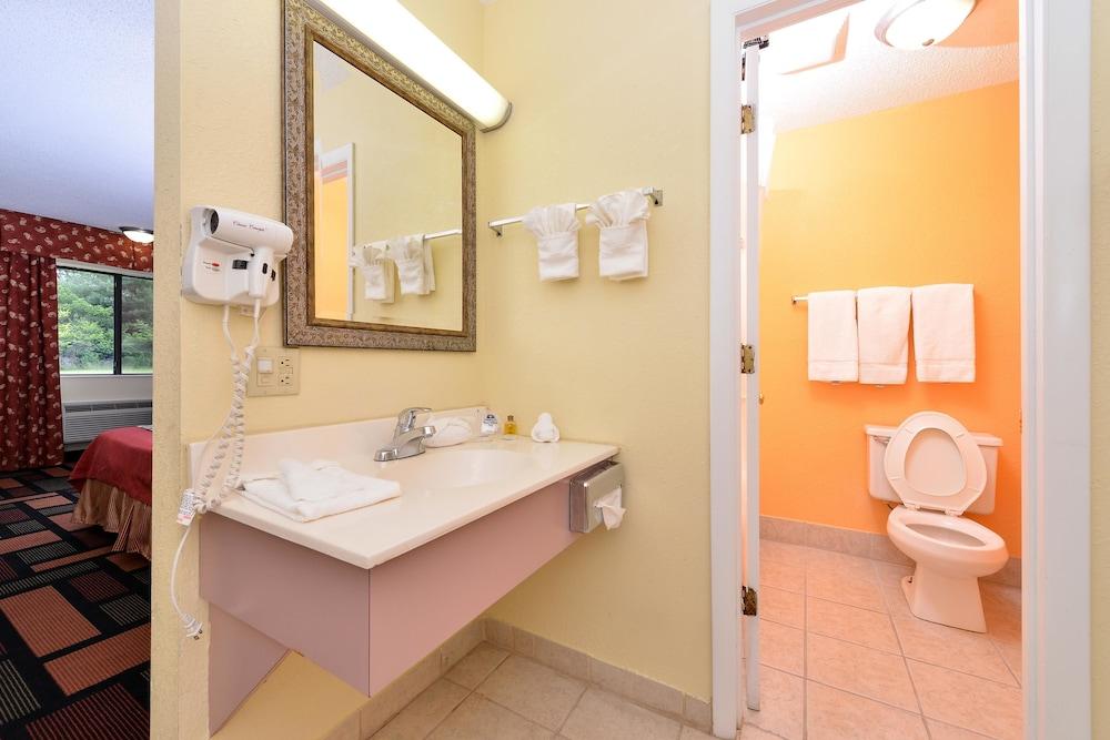 Americas Best Value Inn Canton, NC photo 9