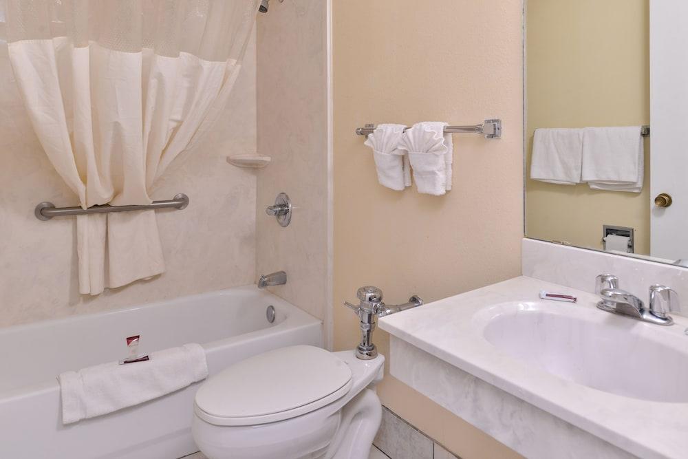 Scottish Inns & Suites photo 13