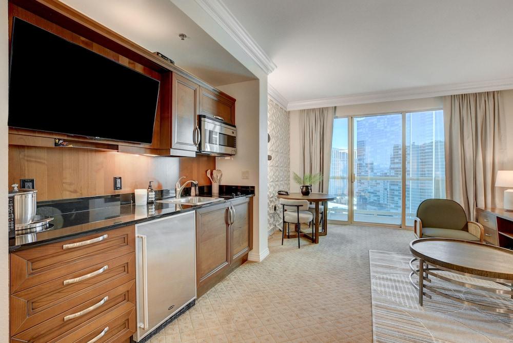 Premium Suite w/balcony at The Signature photo 44