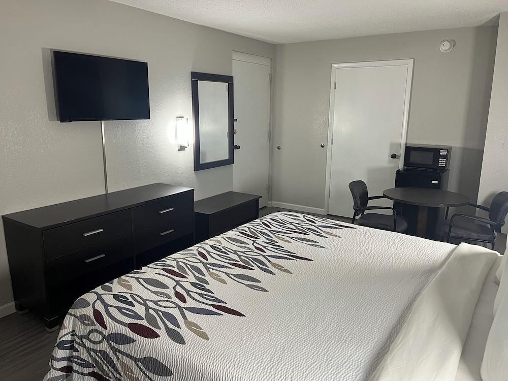Red Roof Inn Rockingham photo 17