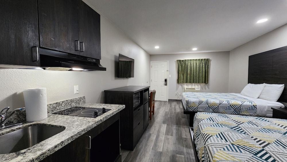 Scottish Inn & Suites photo 39