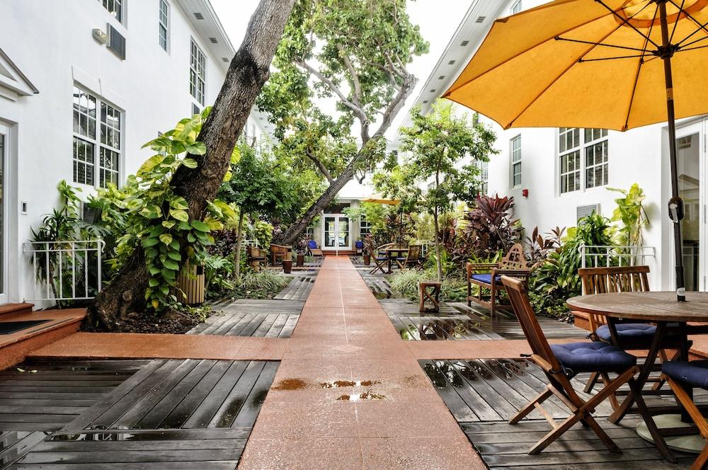 Tradewinds Apartment Hotel photo 25