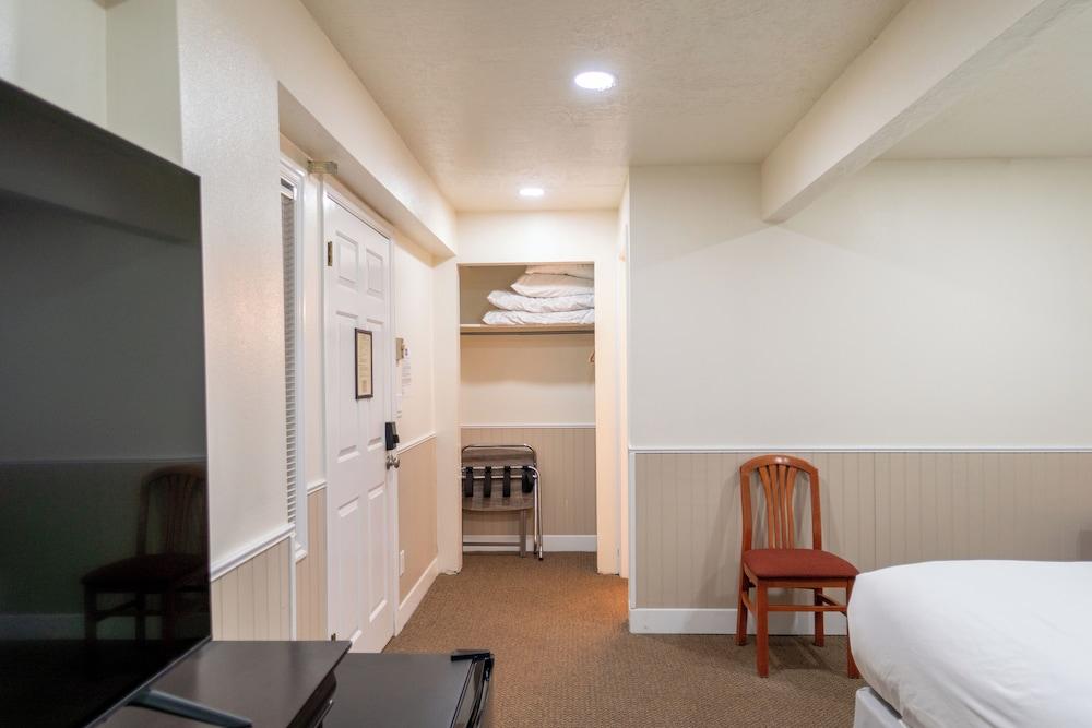 Road Creek Inn photo 24