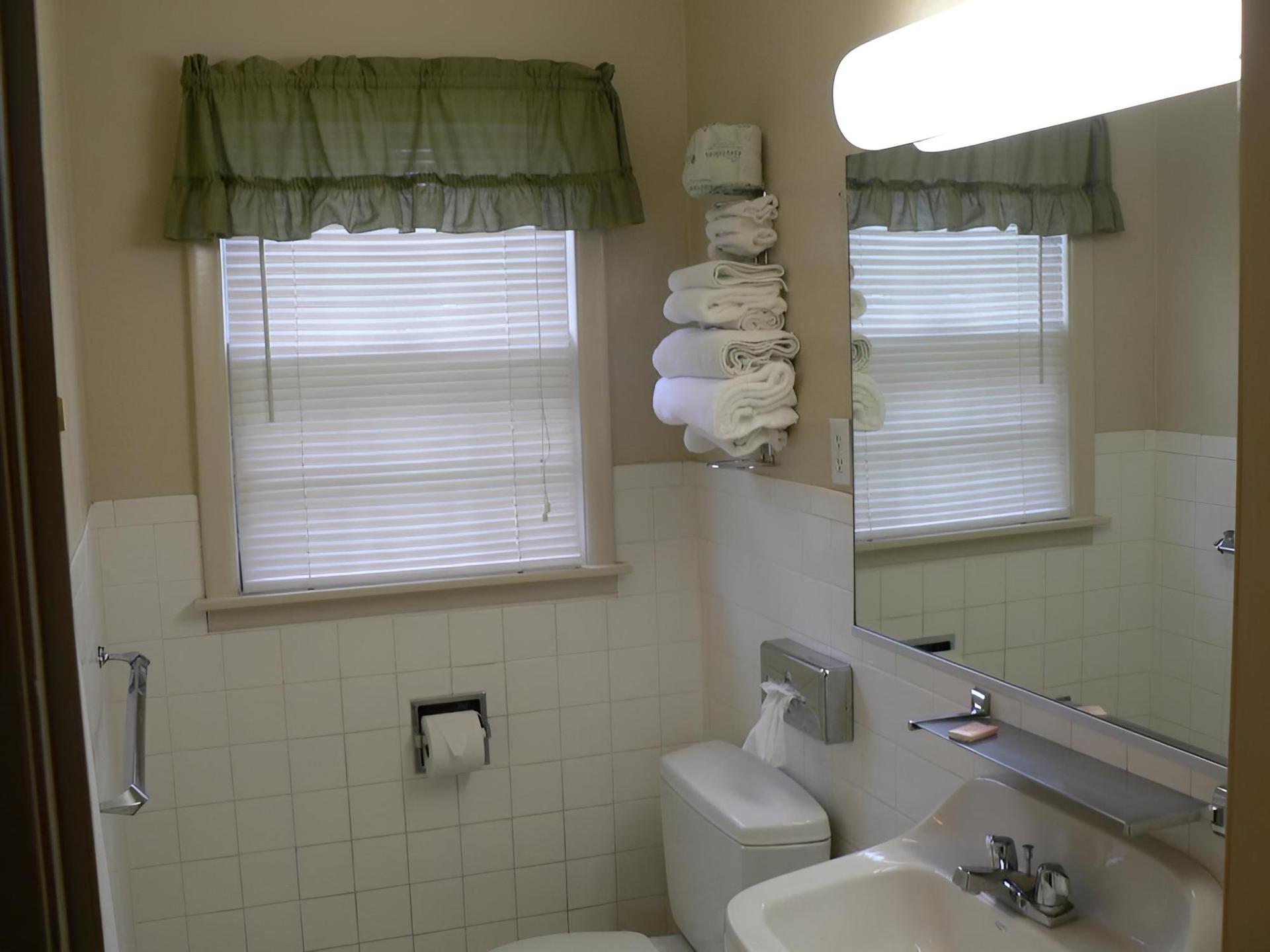 Howard's Motel photo 5