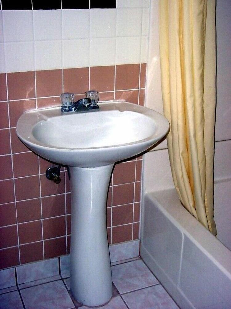 Double A Motel photo 59