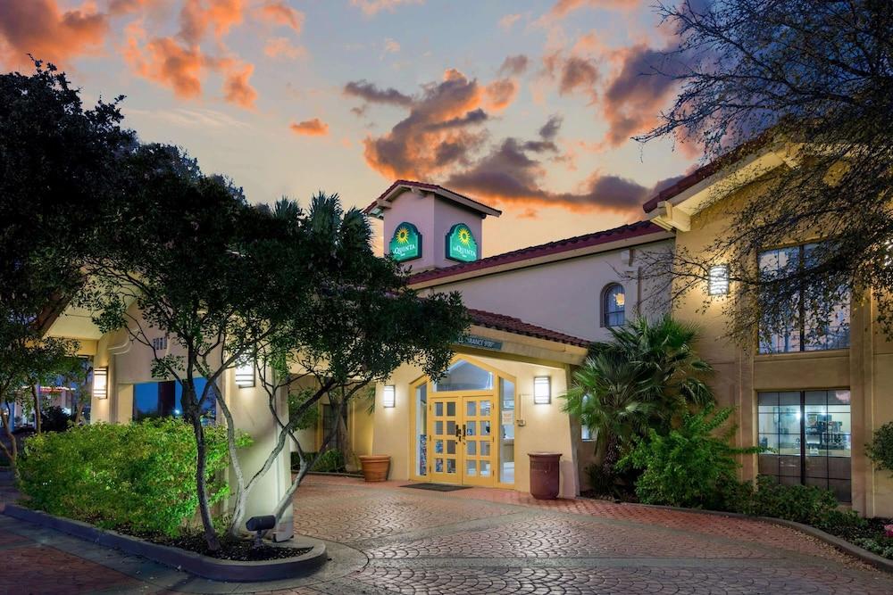 Townhouse Garden Inn & Suites San Antonio I 35 photo 13