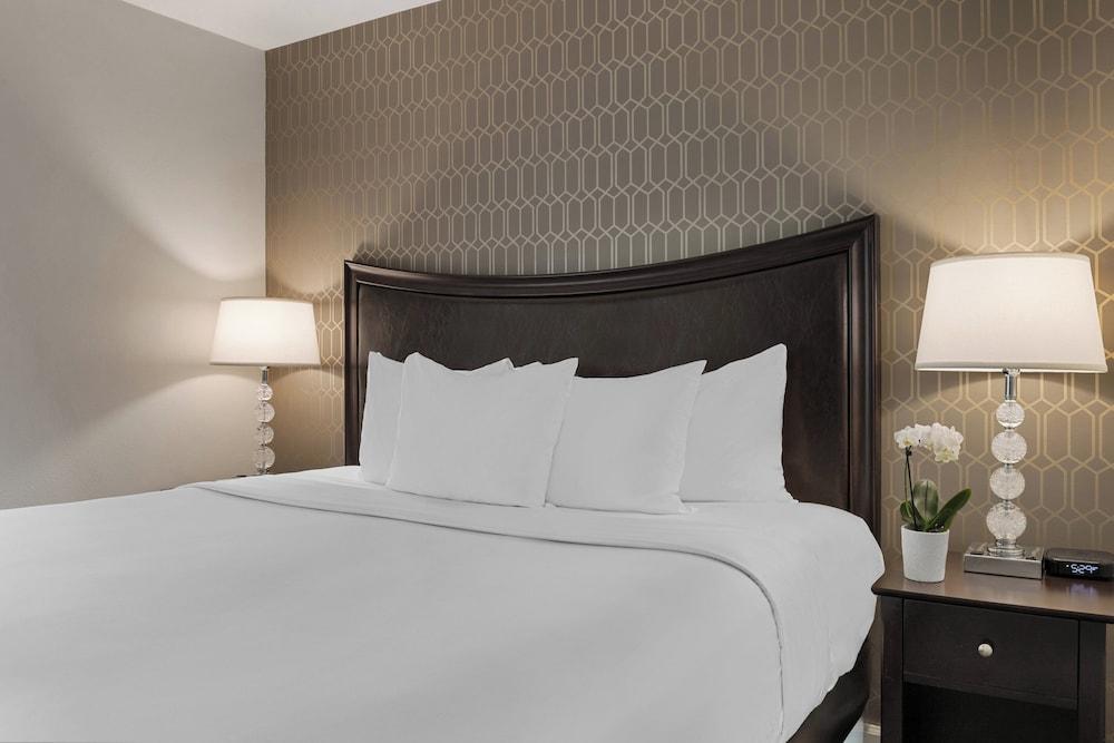 Peacock Suites photo 9