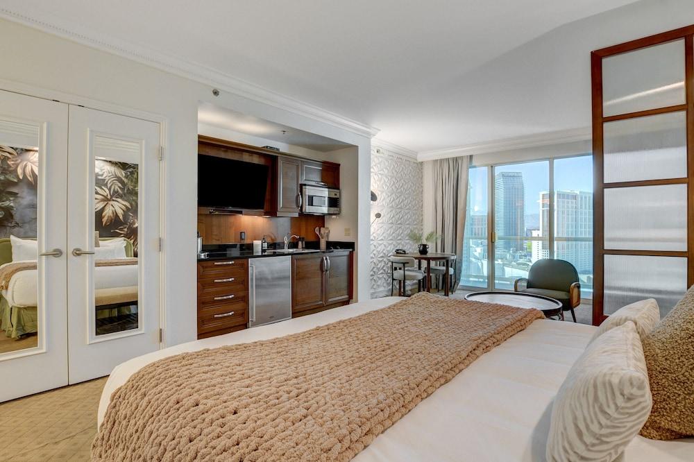 Premium Suite w/balcony at The Signature photo 5