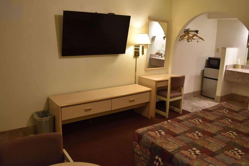 Travelodge by Wyndham Farmington photo 10