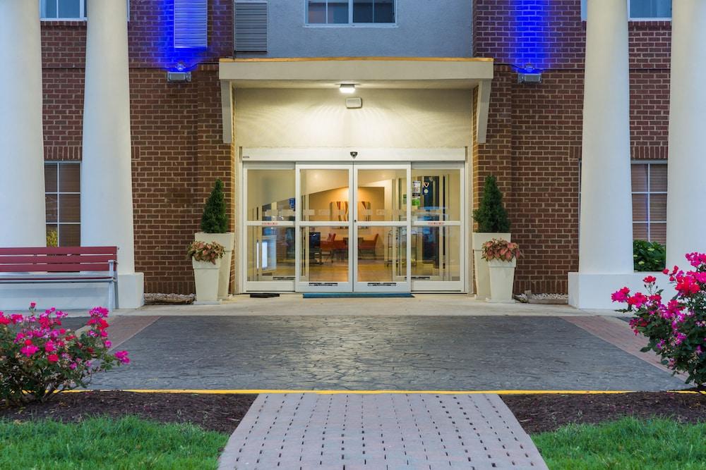Holiday Inn Express and Suites - Petersburg - Fort Lee by IHG photo 39