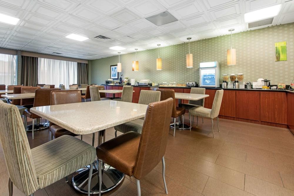 Quality Inn & Suites Charleston - Civic Center photo 35