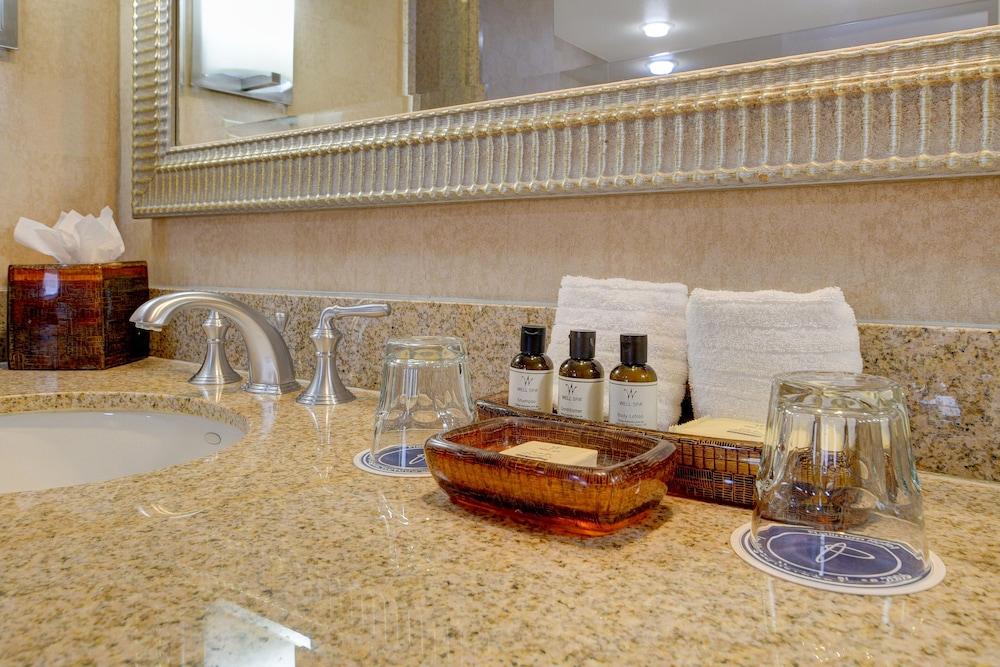Sapphire Skyline Premium Suite photo 49