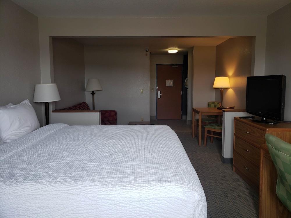 Country Inn & Suites by Radisson, Fairview Heights, IL photo 20
