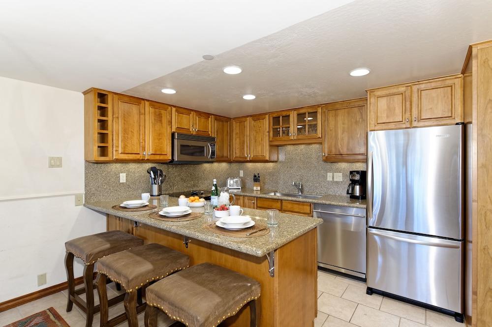 The Crestwood Condominiums photo 47